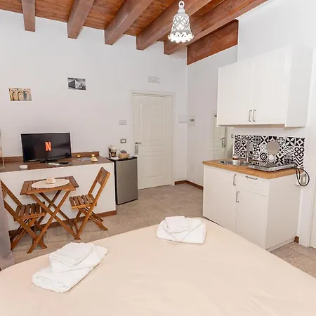 Centro Storico Redmood House A 5 Min Dal Mare, Wi-Fi, A/C E Netflix Apartment Barletta Exterior photo