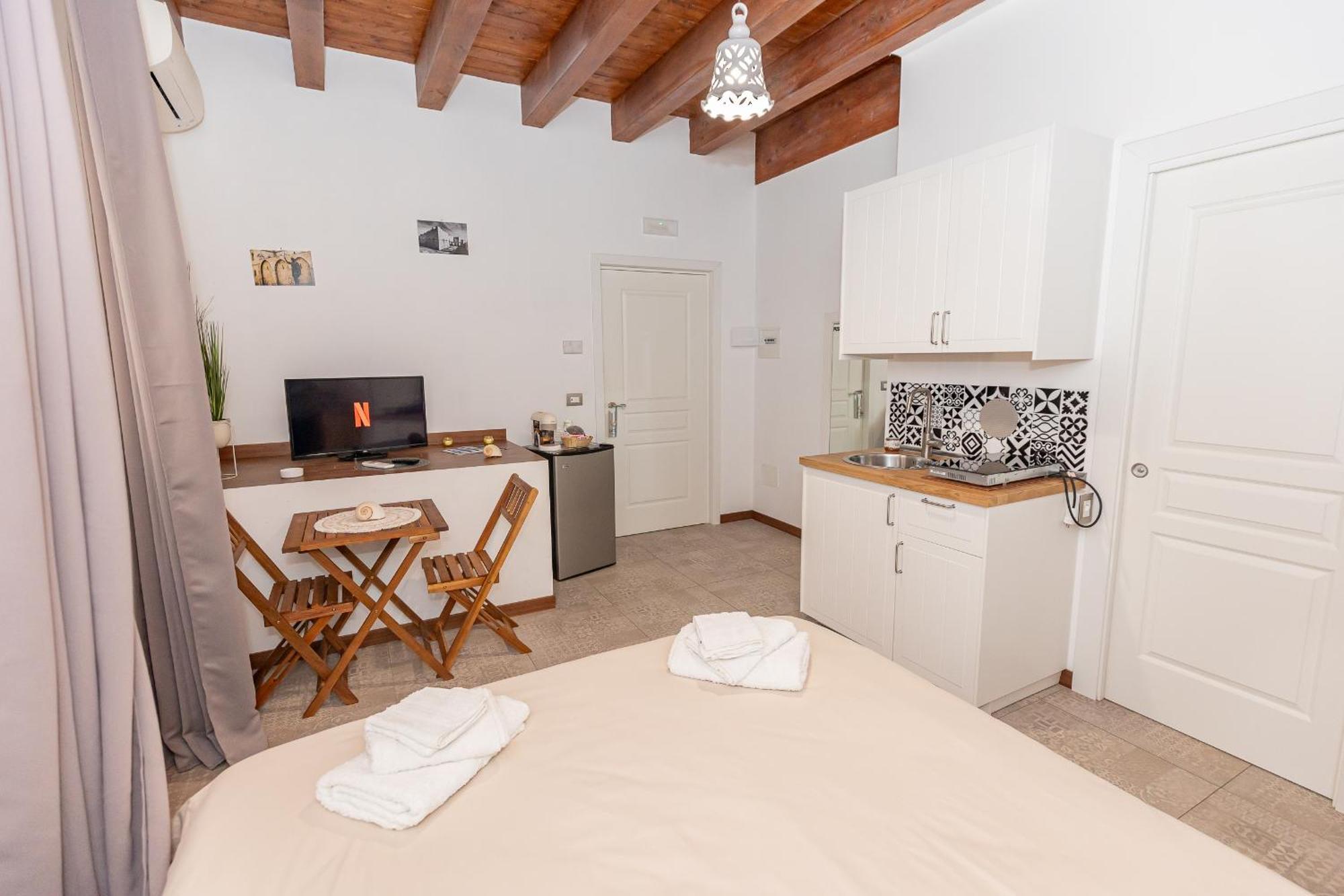 Centro Storico Redmood House A 5 Min Dal Mare, Wi-fi, A/c E Netflix Apartment